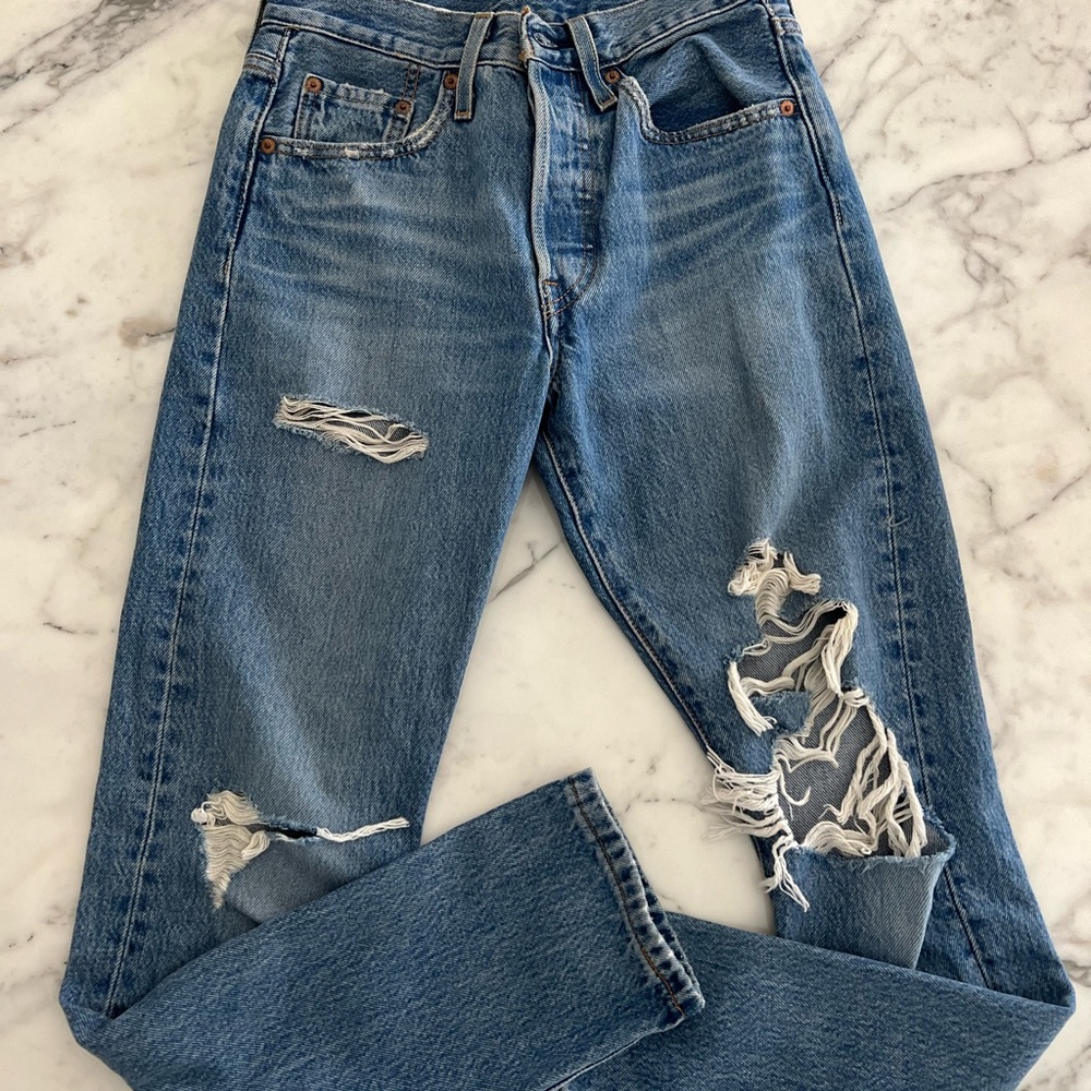 Levi’s - 501 Distressed
